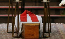 Une grande et simple croix en bois, un cercueil posĂ© Ă mĂȘme le sol... la sobriĂ©tĂ© des symboles aux obsĂšques du pĂšre Jacques Hamel contrastait mardi avec l'ampleur de la foule de milliers de personnes de toutes confessions venues partager leur Ă©motion