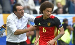 Le milieu belge Axel Witsel (d) félicité par le sélectionneur Marc Wilmots après avoir inscrit le 3e but face à l'Eire au Matmut Atlantique à l'Euro, le 18 juin 2016