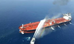 Photo obtenue auprès de l'agence de presse iranienne Tasnim le 13 juin 2019 semblant  montrer un bateau iranien aidant à éteindre un incendie sur un navire attaqué