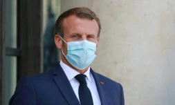 Le Président de la République Emmanuel Macron à l'entrée du palais de l'Elysée, à Paris, le 24 décembre 2020