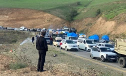 Des réfugiés arméniens fuient le Karabakh face à l'offensive de l'armée azerbaïdjanaise, le 28 septembre 2023
