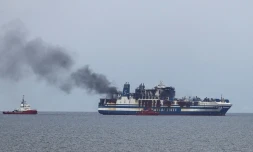 De la fumée s'échappe le 21 février 2022 du ferry italien Euroferry Olympia, en feu au large de l'île grecque de Corfou