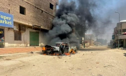 Une voiture calcinée à la suite d'un conflit tribal dans la ville soudanaise de Kassala, le 18 juillet 2022 