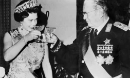 Photo d'archives montrant la reine Elisabeth II aux cÎtés de l'ancien leader yougoslave Josip Broz Tito lors de sa visite officielle en Yougoslavie le 21 octobre 1972.