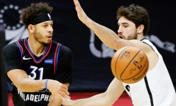 Stephen Curry (N.31), la star des Golden State Warriors, contre Philadelphie en NBA le 6 février 2021 au Wells Fargo Center à Philadelphie