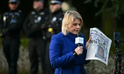 Une journaliste en direct devant la résidence de l'ex-prince Andrew, dans l'est de l'Angleterre, où l'arrestation du frère du roi continue de faire les gros titres, le 20 février 2026