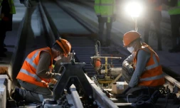 Des ouvriers installent des rails des futures lignes de métro du Grand Paris, le 29 octobre 2020