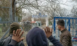 Des migrants s'adressent à la police grecque près du passage de la frontière entre la Turquie et la Grèce dans la région de Edirne, le 4 mars 2020