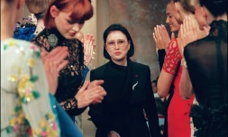 La créatrice de mode japonaise Hanae Mori applaudie à la fin de son défilé automne-hiver 1998-1999, le 21 juillet 1998 à Paris