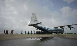 Un avion de transport Shaanxi Y-8 de la Force aérienne de Birmanie, semblable à l'avion militaire transportant plus de 100 personnes qui a disparu, photographié le 5 août 2015 à l'aéroport de Sittwe dans l'état de Rakhine