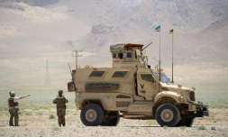 Des soldats de l'Otan et les forces de sécurité afghanes patrouillent près de Herat, en Afghanistan, le 23 mai 2017 