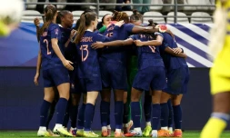 Les Françaises célÚbrent le but sur le fil de Griedge Mbock face à la SuÚde, lors du match aller pour la troisiÚme place de la Ligue des nations, le 28 novembre 2025 à Reims