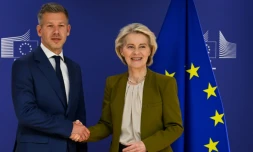 Le futur Premier ministre hongrois Peter Magyar (g) et la présidente de la Commission européenne Ursula von der Leyen, à Bruxelles, le 29 avril 2026