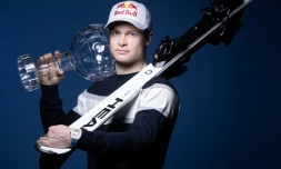 Le Français Alexis Pinturault, vainqueur du gros globe de cristal, récompensant le meilleur skieur de la saison, pose, le 24 mars 2021 dans les locaux de l'Agence France-Presse à Paris