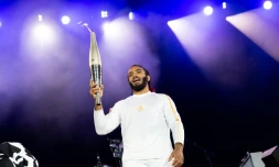 Le judoka français handisport Helios Latchoumanaya porte la flamme des  Jeux paralympiques à Saint-Cloud, dans la banlieue de Paris le 25 août 2024