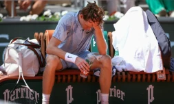 Le N.1 mondial Jannik Sinner tente de se rafraîchir sous une chaleur accablante, lors de son match finalement perdu face à l'Argentin Manuel Cerundolo, le 28 mai 2026 à Roland-Garros