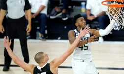Donovan Mitchell (Utah Jazz), auteur de 57 points, prend le meilleur sur Nikola Jokic (Denver Nuggets) lors du 1er tour des play-offs NBA, le 17 août 2020 à Orlando, en Floride
