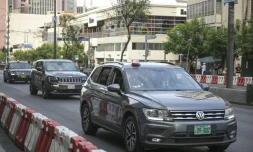 Le convoi de la présidente péruvienne Dina Boluarte arrive au siÚge du ministÚre public à Lima, le 5 avril 2024