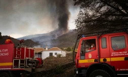 Des camions de pompiers dans une zone d'habitations touchée par l'éruption du volcan Cumbre Vieja, à Los Llanos de Aridane, sur l'île de La Palma, dans l'archipel des Canaries, le 20 septembre 2021 
 residential area of Los Campitos at Los Llanos de Aridane, on the Canary Island of La Palma on September 20, 2021.  A surge of  lava destroyed around 100 homes on Spain's Canary Islands a day after the Cumbre Vieja volcano erupted, forcing 5,000 people to leave the area. The Cumbre Vieja erupted on Sunday, sending vast plumes of thick black smoke into the sky and belching molten lava that oozed down the mountainside on the island of La Palma.