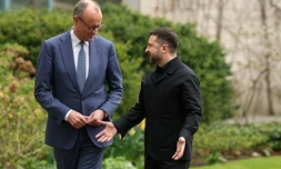 Le chancelier allemand Friedrich Merz (g) accueille le président ukrainien Volodymyr Zelensky à Berlin, le 14 avril 2026