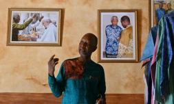 Le couturier ivoiro-burkinabè Pathé'O dans son magasin d'Abidjan, le 26 mai 2021