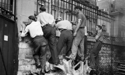 Des membres des FFI (Forces françaises de l'intérieur) font le guet derriÚre un mur, Paris est encore occupé