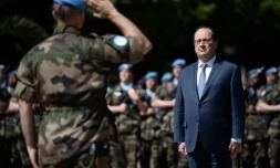 Le président Hollande assiste à une cérémonie avec des Casques bleus français membres de la FINUL à Beyrouth, le 17 avril 2016