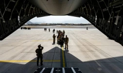 Des Afghans font la queue avant de monter à bord d'un avion de l'US Air Force pour évacuer Kaboul, le 20 août 2021