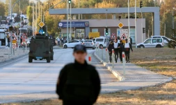 Des policiers sécurisent une portion de route à Kahramankazan, au nord d'Ankara, prÚs du siÚge des industries aérospatiales turques (TAI) visé par un attentat, le 23 octobre 2024 en Turquie
