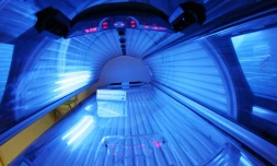 Vue de l'intérieur d'une cabine de bronzage. La sécurité des appareils et leurs conditions d'utilisation constituent l'essentiel des reproches