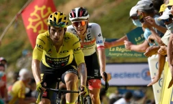 Les Slovènes Primoz Roglic (maillot jaune) et Tadej Pogacar, lors de la 13 étape du Tour de france, vers Puy Mary dans le Cantal