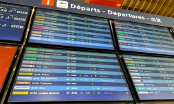 Des panneaux d'information sur les vols au départ lors d'une panne des systèmes de contrôle aérien à l'aéroport de Paris-Orly, au sud de Paris, le 18 mai 2025