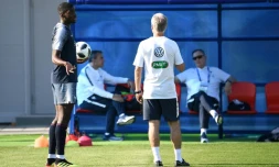 Le milieu de terrain français Paul Pogba en discussion avec le sélectionneur Didier Deschamps, le 18 juin 2018 à Istra 