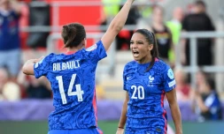 Delphine Cascarino célèbre son but, le 3e de l'équipe de France, avec Charlotte Bilbaut le 10 juillet 2022 au New York Stadium de Rotherham. En s'imposant 5-1 face à l'Italie, les Bleues ont réussi leur entrée dans l'Euro