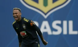 L'attaquant brésilien Neymar avec une coupe rafraîchie, à l'entraînement, le 19 juin  2018 à Sotchi