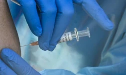 Comment le pays de Pasteur est-il devenu l'un des plus anti-vaccins au monde? La forte défiance se propage notamment avec des personnalités qui n'hésitent pas à relayer de fausses informations