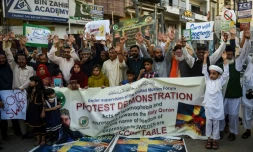 Manifestation à Karachi, le 2 juillet 2023,  
quatre jours après qu'un Irakien a brûlé des pages d'un exemplaire du Coran devant la plus grande mosquée de Stockholm 
