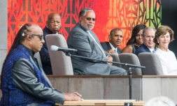 Stevie Wonder chante en présence de Barack Obama (au c.) et de son prédécesseur Georges W. Bush (2e à d.) lors de l'inauguration du Musée dédié à la culture afro-américaine, le 24 septembre 2016 à Washington