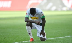L'attaquant français de Mönchengladbach Marcus Thuram pose un genou à terre aprÚs un but contre l'Union Berlin le 31 mai, reprenant ainsi un geste popularisé par le joueur de football américain Colin Kaepernick pour dénoncer les violences policiÚres contre la population noire aux Etats-Unis