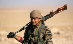 Un membre des Forces Démocratiques syrienne près de Ain Issa (50 km au nord de la ville syrienne de Raqa), le 6 novembre 2016
