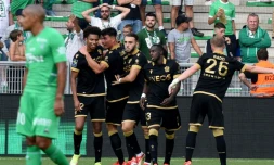 La joie des Niçois, après le 2e but marqué par l'ailier néerlandais Calvin Stengs (g), face à Saint-Etienne, lors de leur match de Ligue 1, le 25 septembre 2021 au Stade Geoffroy-Guichard 