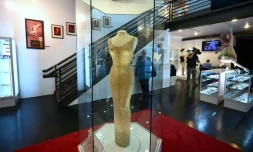 La mythique robe moulante portée par Marilyn Monroe pour chanter lascivement "Happy birthday" au président John F. Kennedy pour son 45ème anniversaire est exposée dans la sallz de ventes aux enchères Julien's àLos Angeles le 17 novembre 2016 