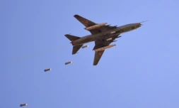 Un Sukhoi Su-22 de l'armée syrienne tire des bombes contre le réduit du groupe jihadiste Etat islamique (EI) dans le sud de Damas, le 24 avril 2018