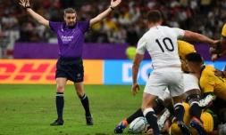 L'arbitre français JérÎme GarcÚs lors du quart de finale entre l'Angleterre et l'Australie, le 19 octobre 2019 à Oita