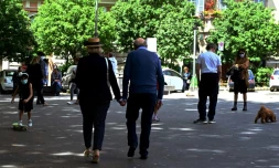 Un couple de promeneurs, le 3 mai 2020 Ă Rome