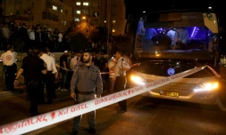 Des forces de sécurité et des secouristes sur le site où un Arabe a poignardé un Israélien avant d'être tué le 12 octobre 2015 à Jérusalem