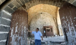 Le gardien Younes Dayoub ouvre les portes de la citadelle Al-Marqab, le 25 juillet 2022 près de Banias, dans l'ouest de la Syrie 