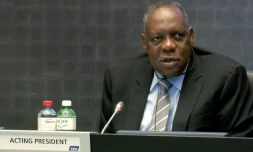Capture d'écran d'une vidéo fournie par la Fifa montrant son président par intérim  Issa Hayatou dans les locaux de l'instance à Zurich, lors d'un comité exécutif extraordinaire, le 20 octobre 2015