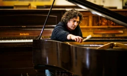 Le musicien Tim Vincent-Smith, co-directeur de "Pianodrome", accorde un piano qui a été restauré, le 9 février 2023 à Edimbourg, en Ecosse