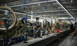 Des employés de la société InCycles Bike Group assemblent des vélos dans une usine d'Agueda, au Portugal, le 15 octobre 2021